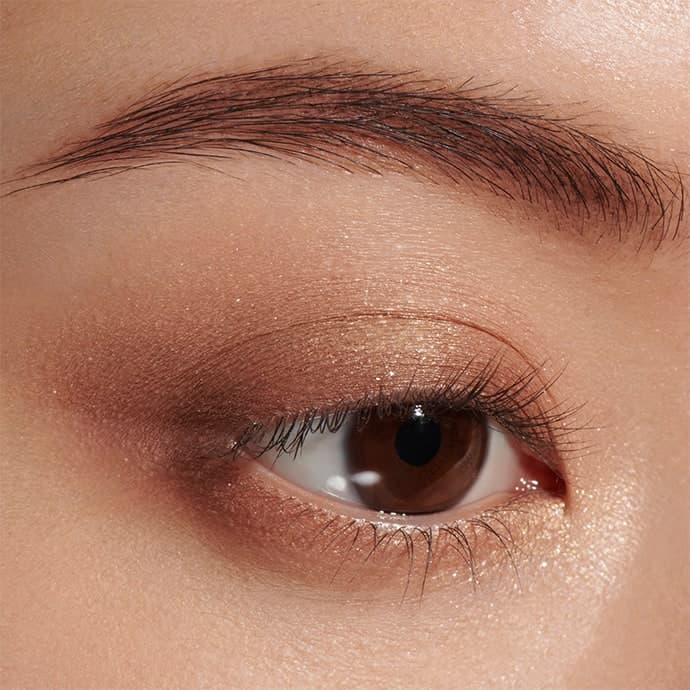 洗練された、芯の強さを感じさせるまなざしへ。定番色として新たに仲間入りした「アイカラーレーション 18&19」スペシャルページ公開中!