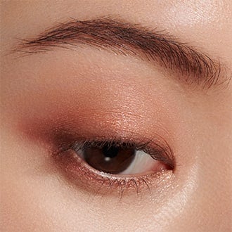 洗練された、芯の強さを感じさせるまなざしへ。定番色として新たに仲間入りした「アイカラーレーション 18&19」スペシャルページ公開中!