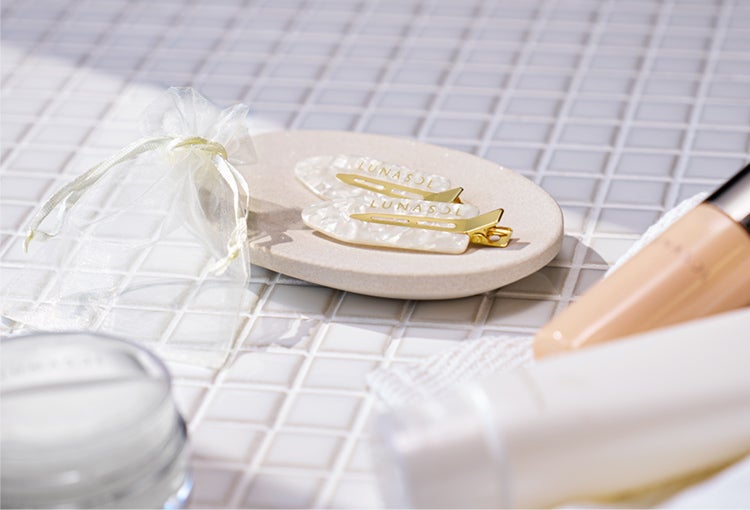 6/7(金)より「THE RAINY SEASON CAMPAIGN 2024」スタート。対象商品のご購入で、ルナソルオリジナルヘアクリップをプレゼント。